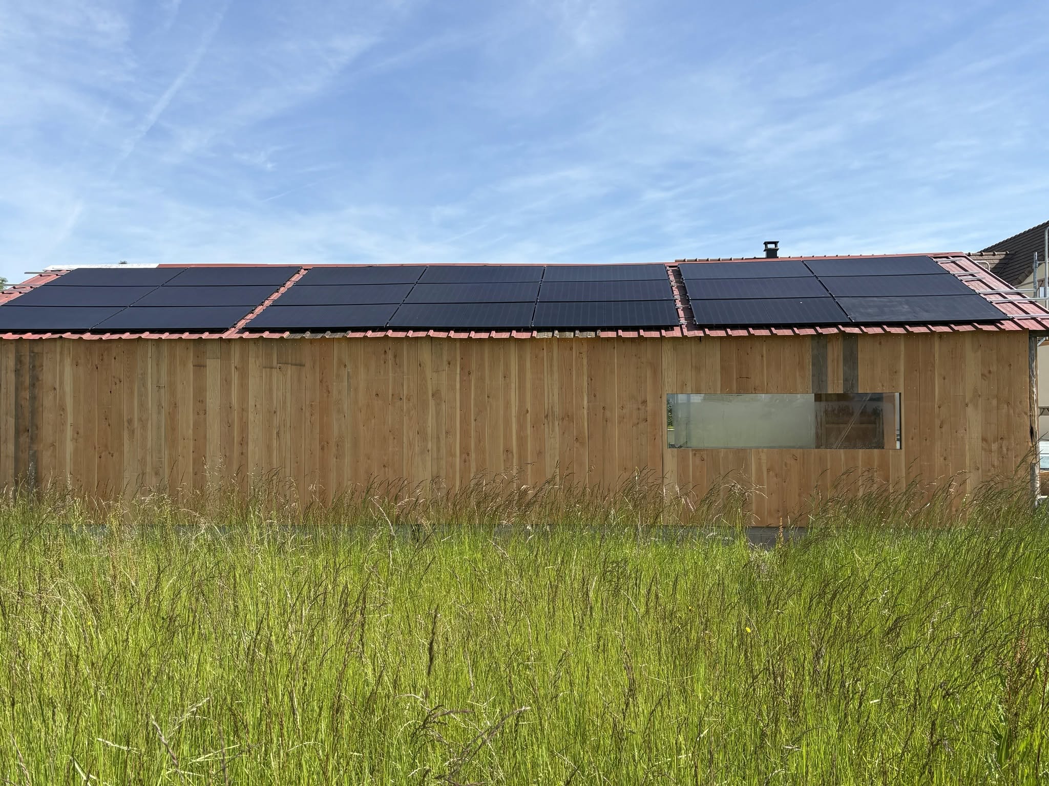 Panneaux photovoltaïques posés en toiture dans l'Yonne